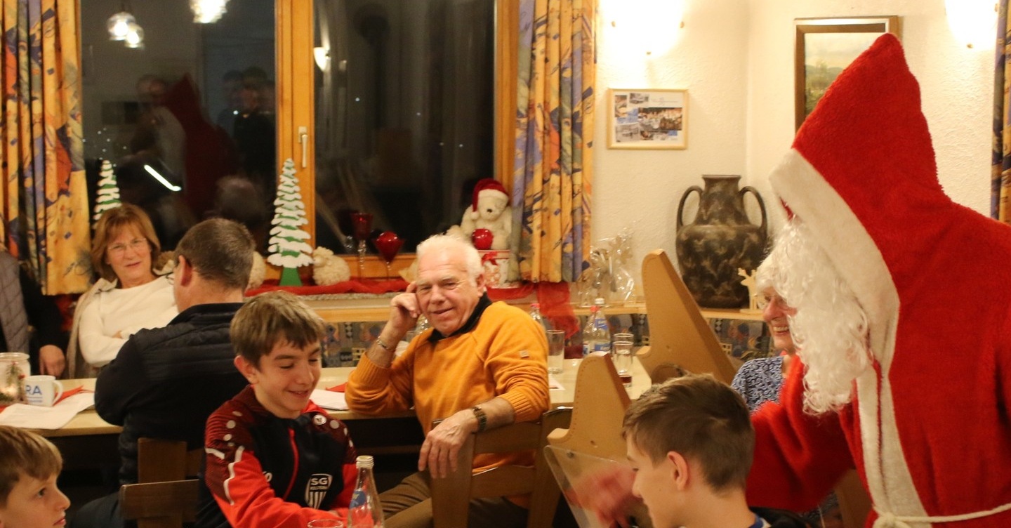 Der Nikolaus verteilt Geschenke